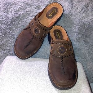 Clarks Artisan Women’s Brown Leather Mule Size 8 Whipstitch Grommets Nubuck